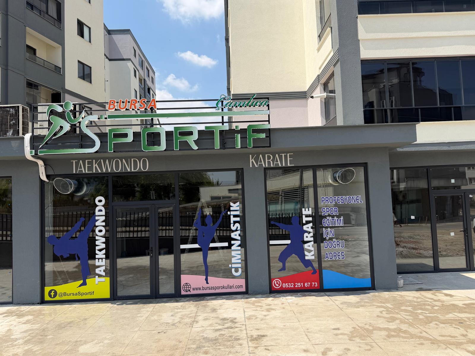 Neden Bursa Sportif Çamlıca?Uzman Kadro: Alanında deneyimli ve pedagojik formasyona sahip antrenörler.Güvenli Alan: Çocukların sağlığı ve güvenliği için tasarlanmış modern salonlar.Gelişim Takibi: Her sporcunun fiziksel ve mentorluk süreçlerini içeren düzenli takip.Geleceğin şampiyonları arasında yer almak ve erken kayıt avantajlarından yararlanmak için hemen bizimle iletişime geçin!Adres: Çamlıca Mah. Bulvar Sk. D Blok Apt.38DD Nilüfer / BursaTelefon: 0532 251 67 73Sosyal Medya: @bursasportif